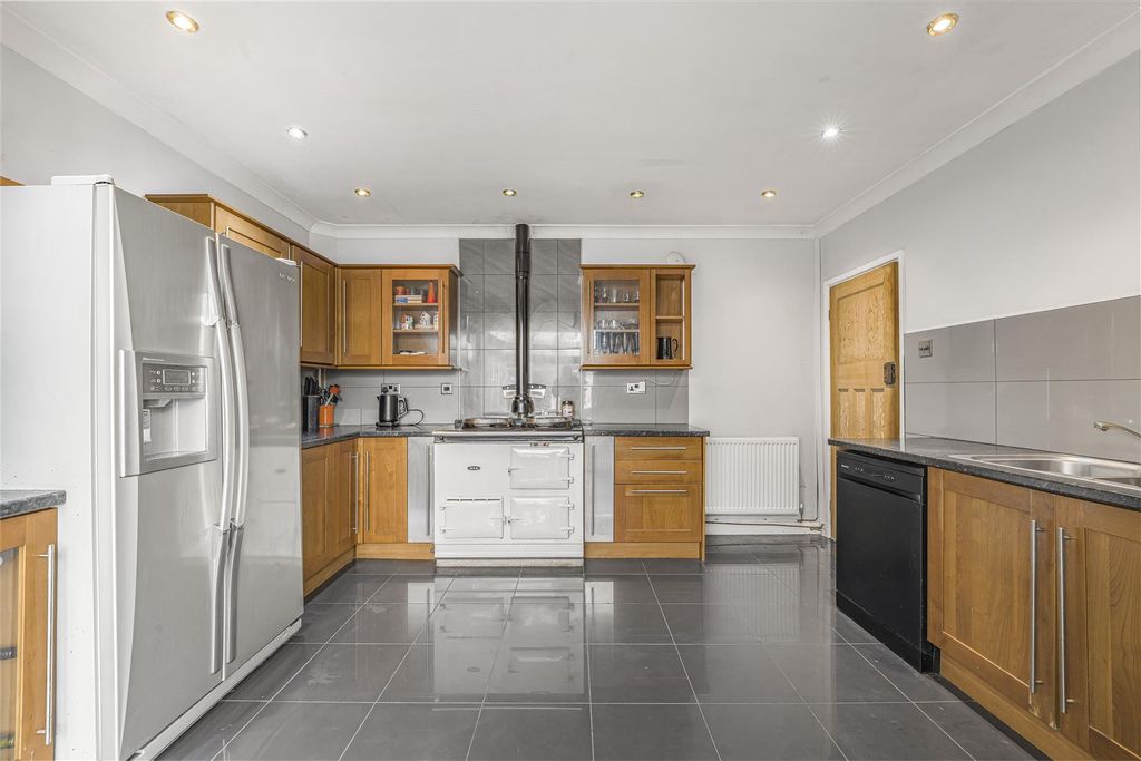 4 bed semi-detached bungalow for saleWaterloo, Machen, Caerphilly CF83 photo 4