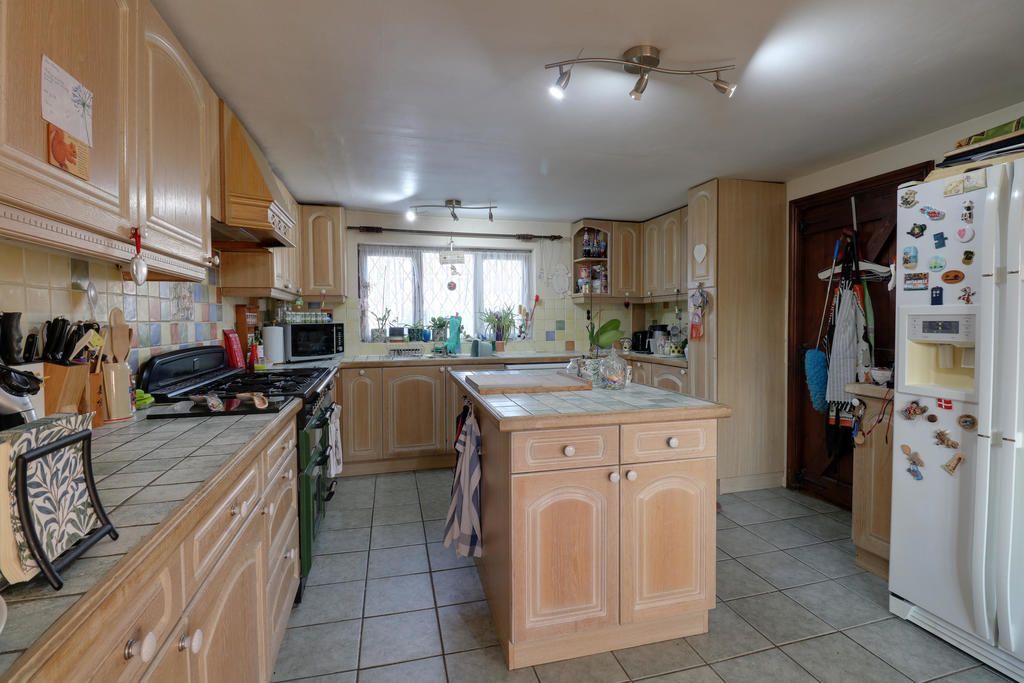 Property photo 2 of 17 Kitchen/Breakfast