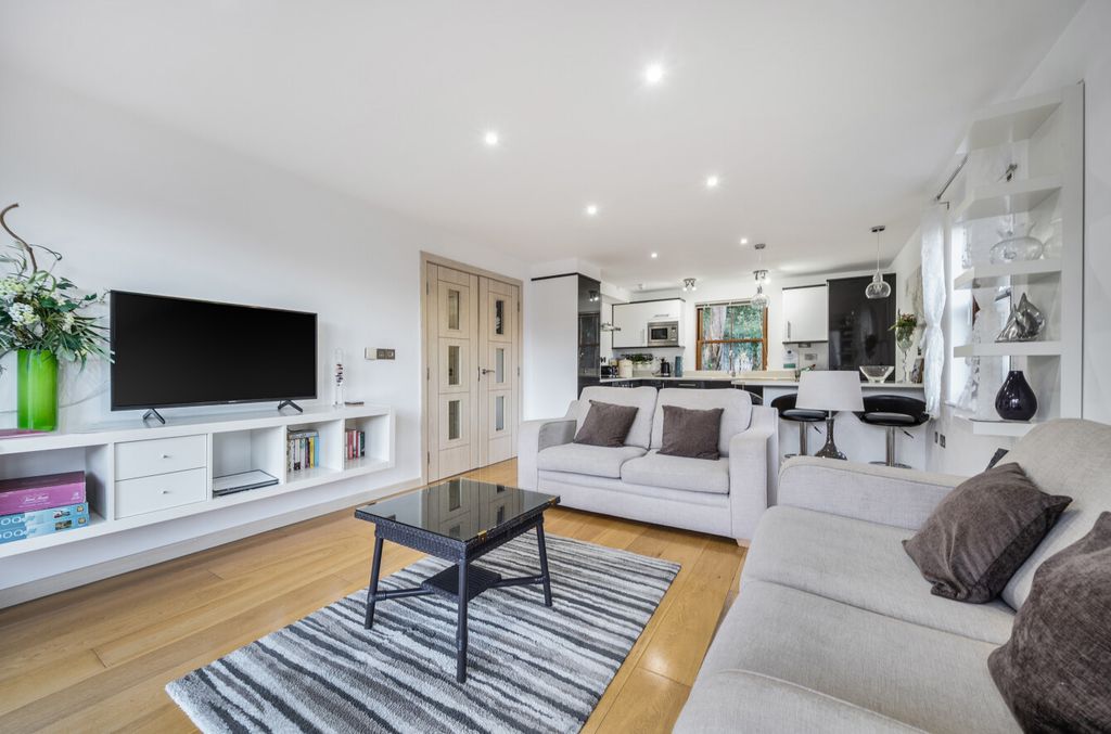 Property photo 2 of 14 2 - 1386595-9-69301Fd...