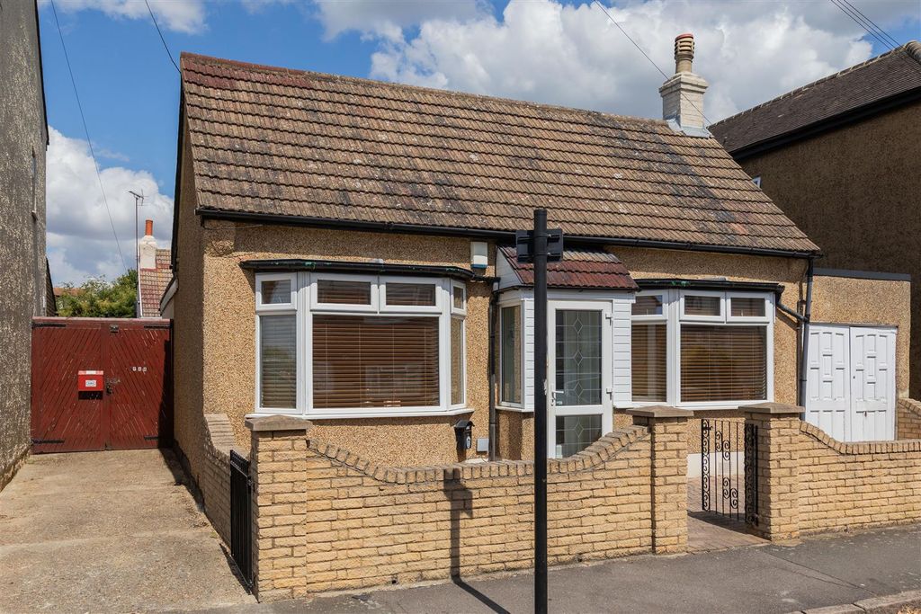 Property photo 1 of 19 Westward Road, E4