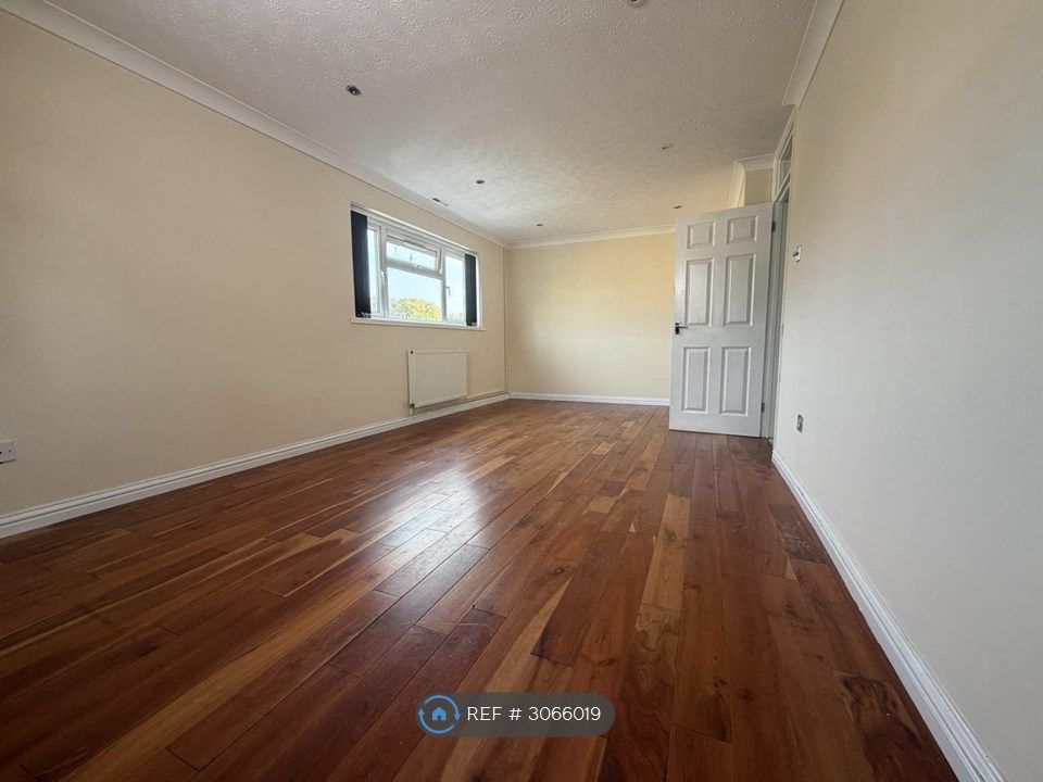Property photo 1 of 13 Living Room / Dinning Room