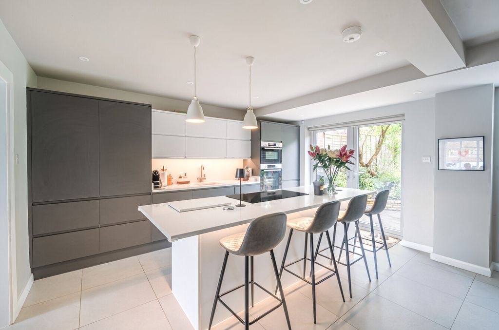 Property photo 3 of 11 1327898-34-687B79...