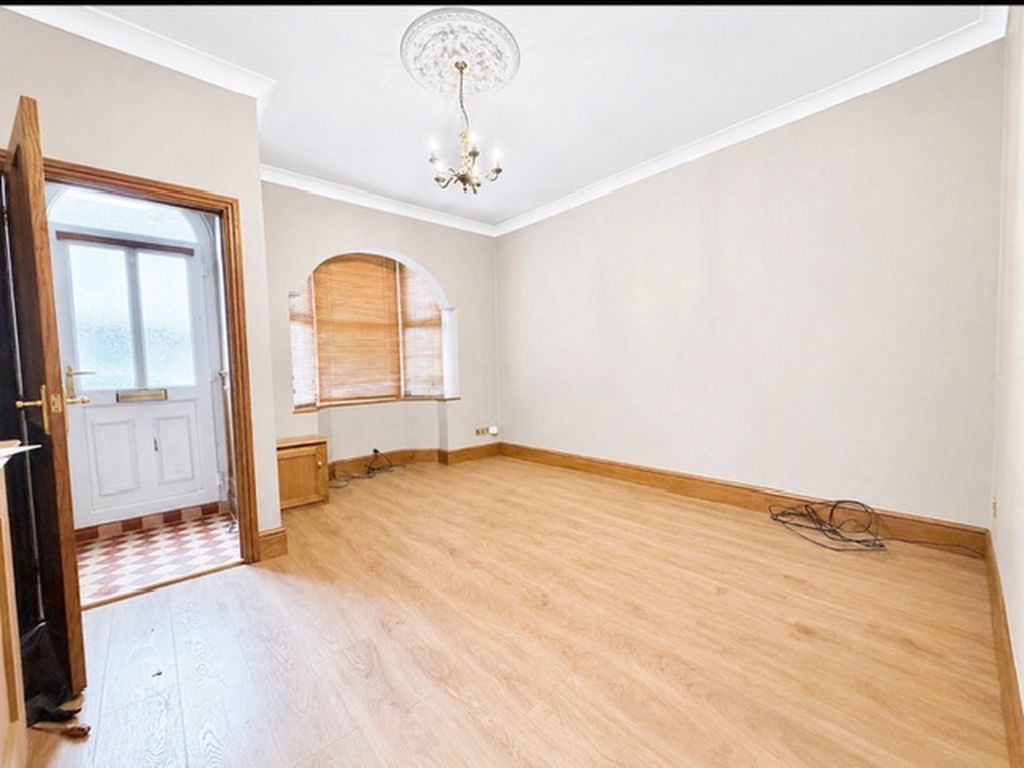 Property photo 2 of 11 Lounge