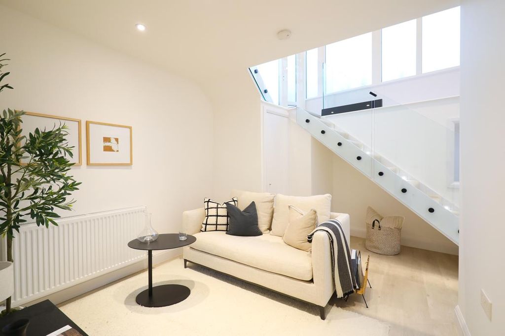 Property photo 3 of 12 Show Flat - Mitcham Rd Sw17 (6).Jpg