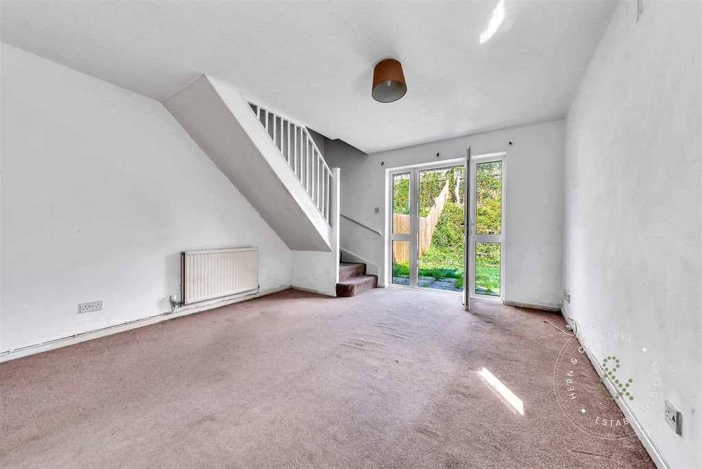 Property photo 2 of 19 Hornchurch-Close-08.Jpg