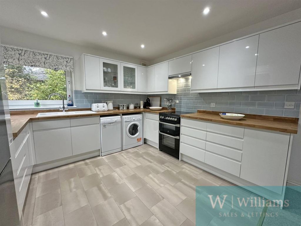 Property photo 3 of 17 Kitchen