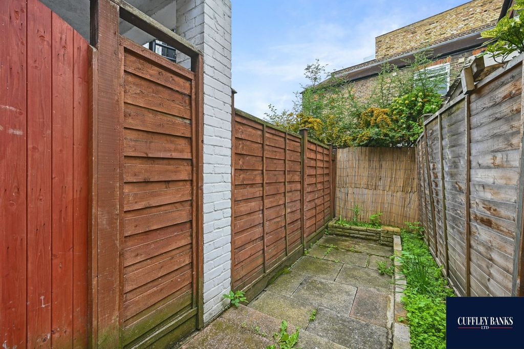 Property photo 2 of 11 57 Eynham Road, Shepherds Bush, London, W12 0Hb