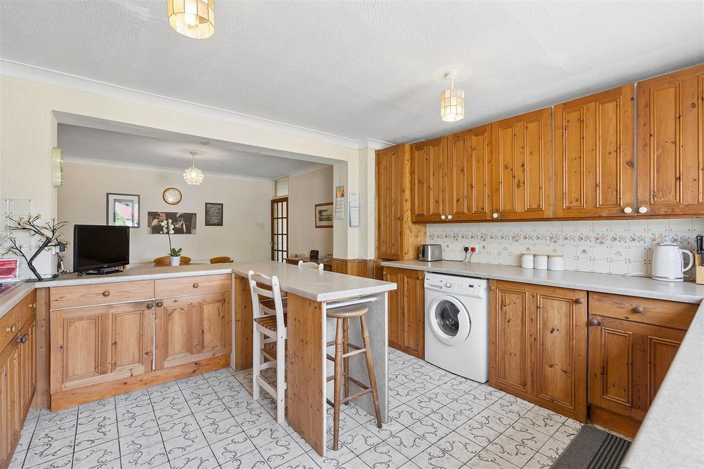 Property photo 3 of 19 Kitchen