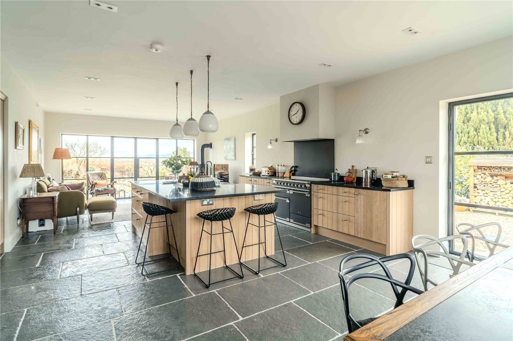 Property photo 2 of 21 Picture No. 17