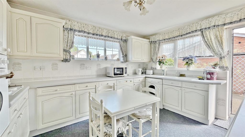 Property photo 3 of 18 Kitchen