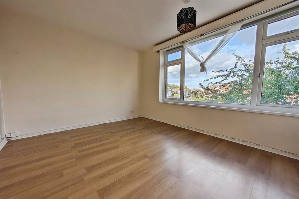 Property photo 3 of 8 (Main)