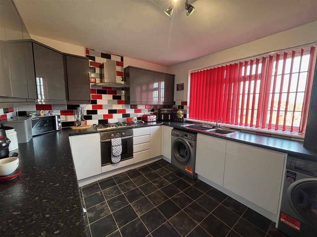 Property photo 3 of 8 Kitchen