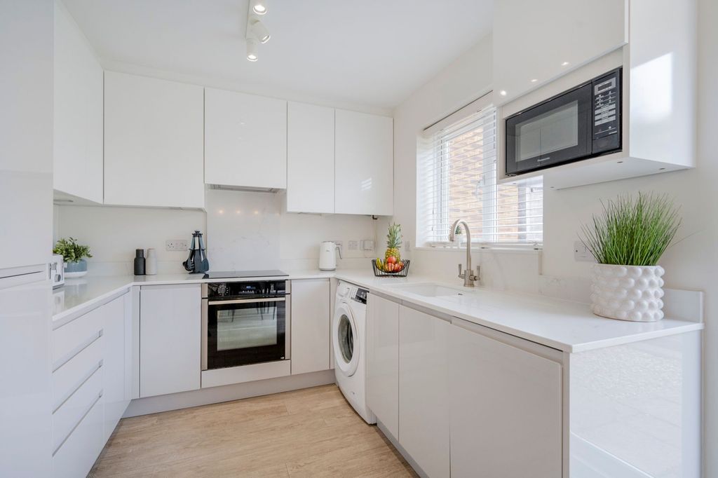 Property photo 3 of 13 Refitted Kitchen