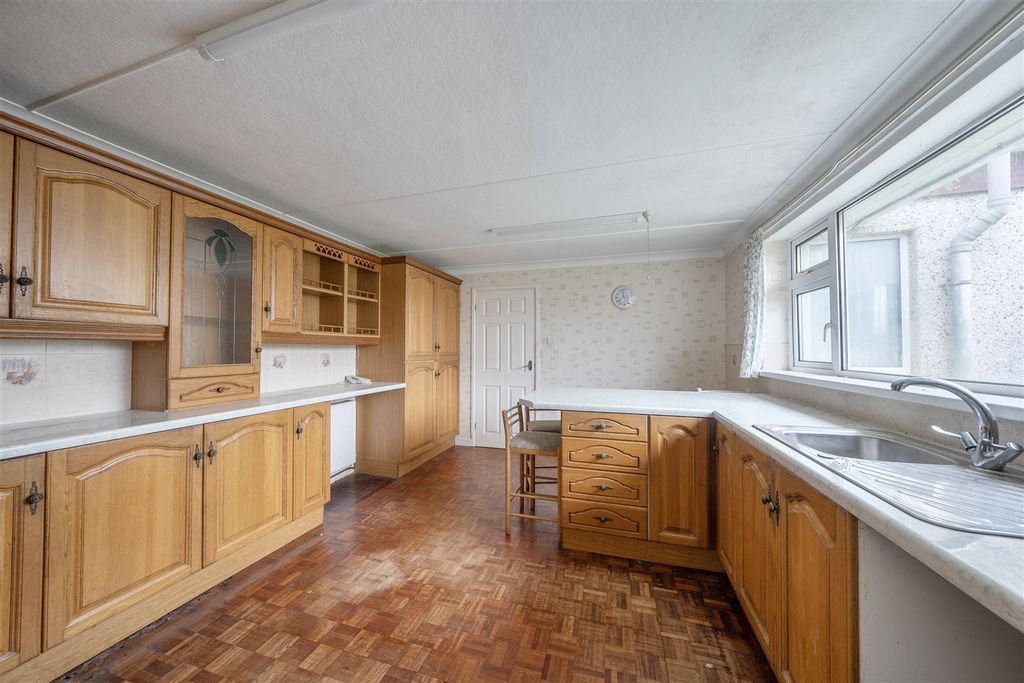 Property photo 3 of 21 Kitchen