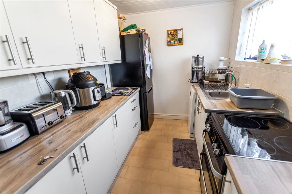 Property photo 3 of 11 Kitchen.Jpg