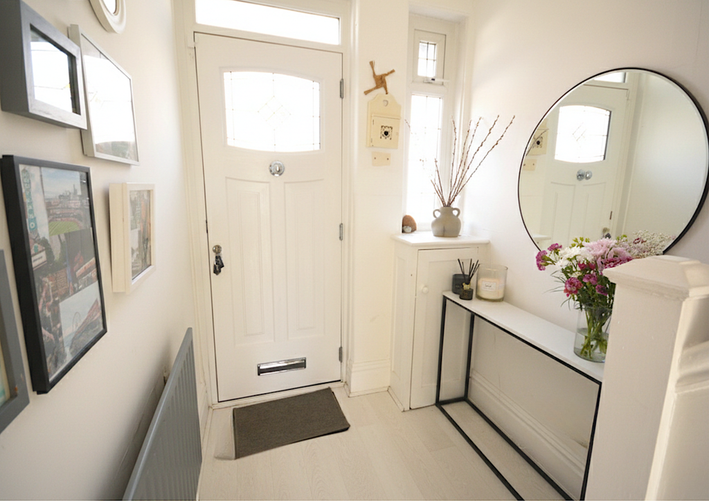 Property photo 2 of 12 Hallway