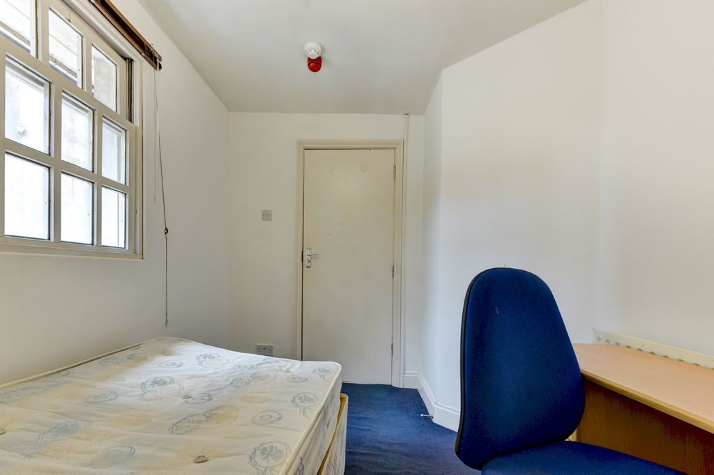 Property photo 2 of 25 A Simple And Clean Single Bedroom Featuring A Wind...