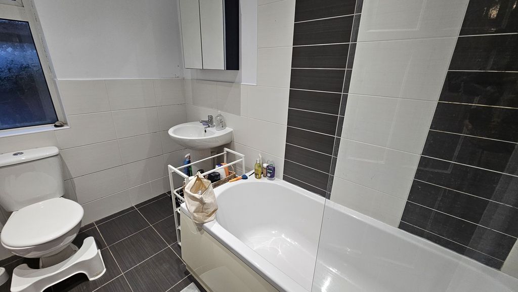 Property photo 3 of 14 A Modern Bathroom Suite Featuring A Clean White Ba...