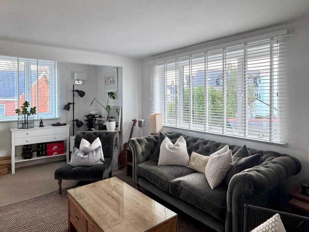 Property photo 3 of 19 Lounge