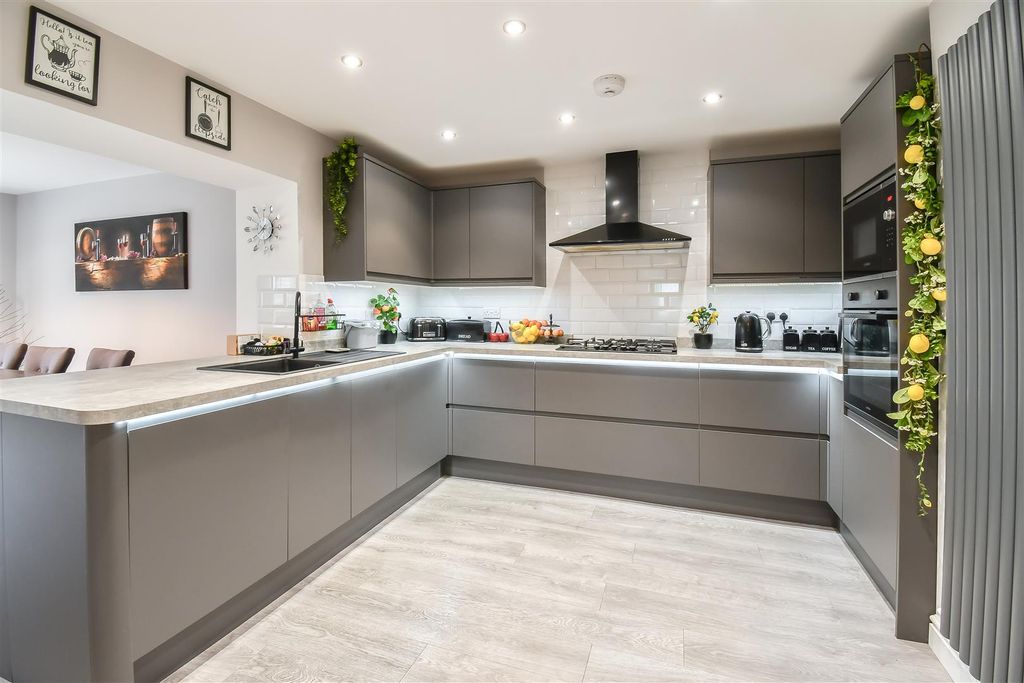 Property photo 3 of 22 Kitchen