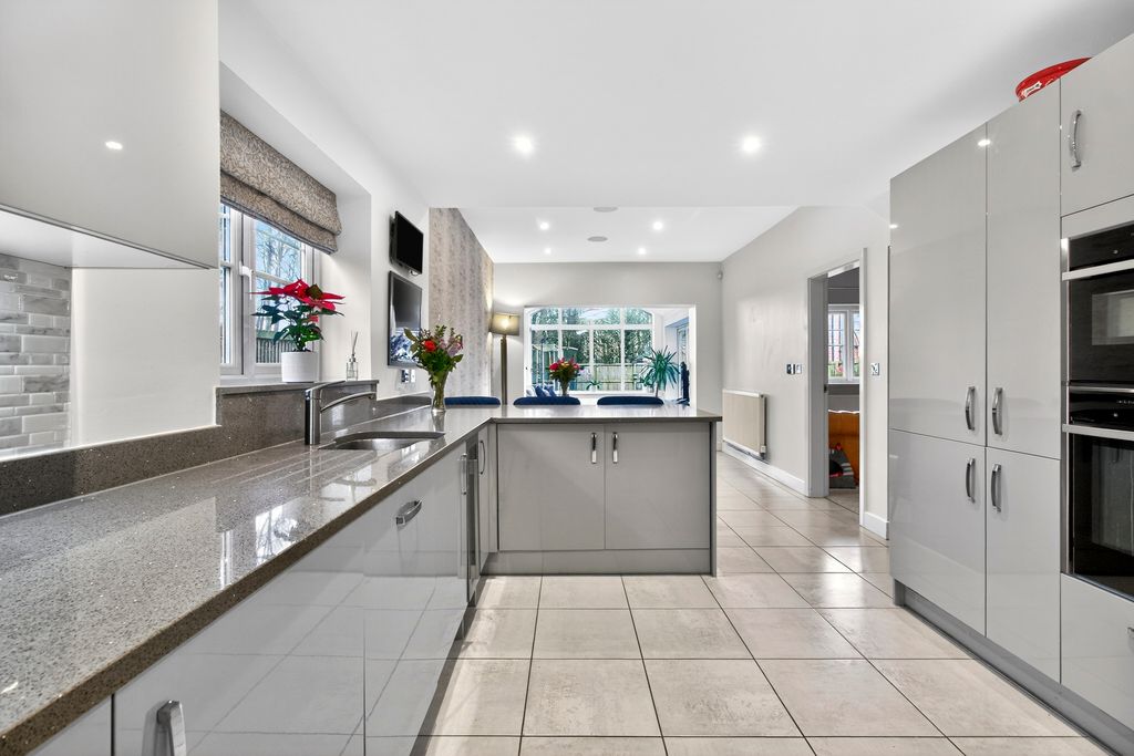 Property photo 2 of 31