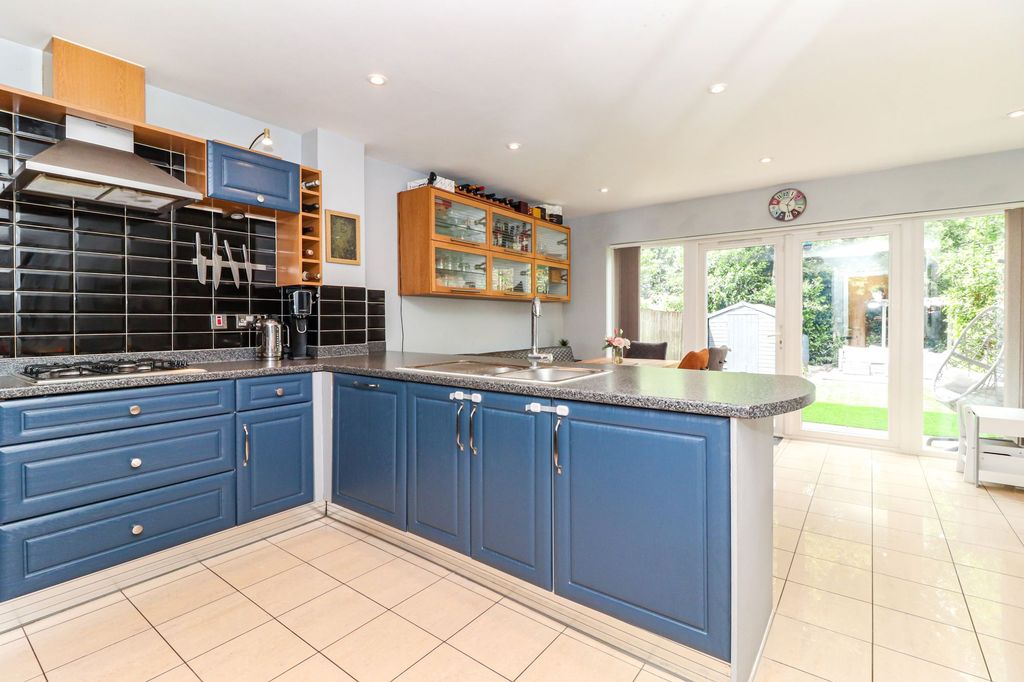 Property photo 2 of 32