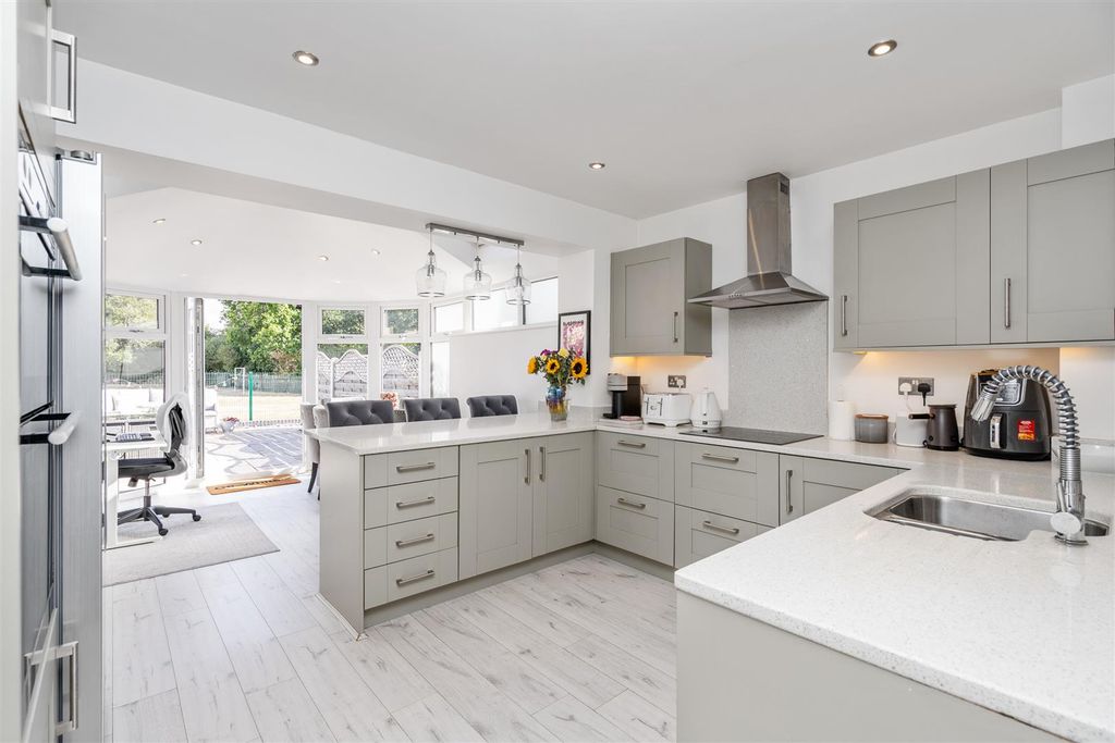 Property photo 2 of 12 25 Yew Tree Close_4.Jpg