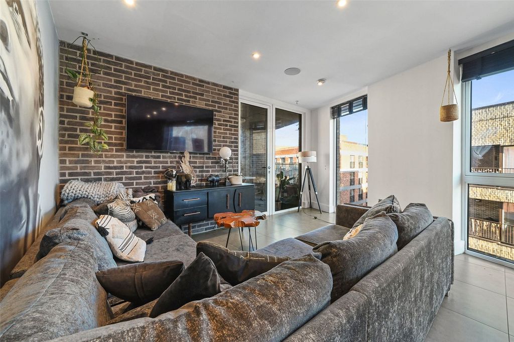 Property photo 3 of 31 Reception