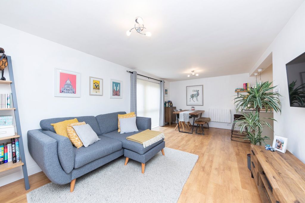 Property photo 2 of 16 Open Plan Louge