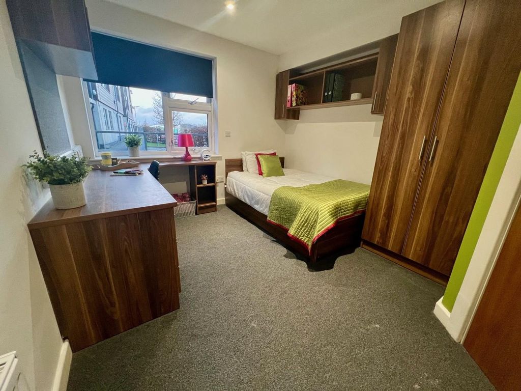 Property photo 2 of 8 Pen Bed Lime  Landscape Large.Jpg