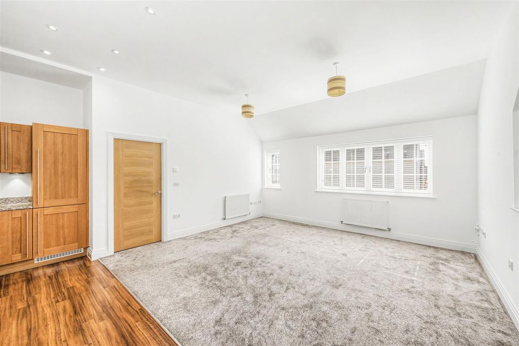 Property photo 3 of 12 Mortimer-Crescent-01.Jpg