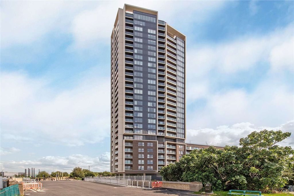 Property photo 1 of 22 Modern 1-Bedroom Apartment With 2 Large Balconies Â€“ Furnished &amp; Ready To Move In  E15