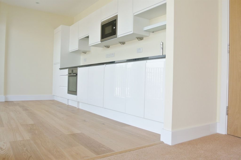 Property photo 3 of 11 Kitchen