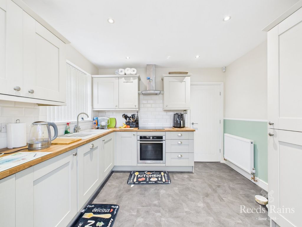 Property photo 3 of 26 Kitchen