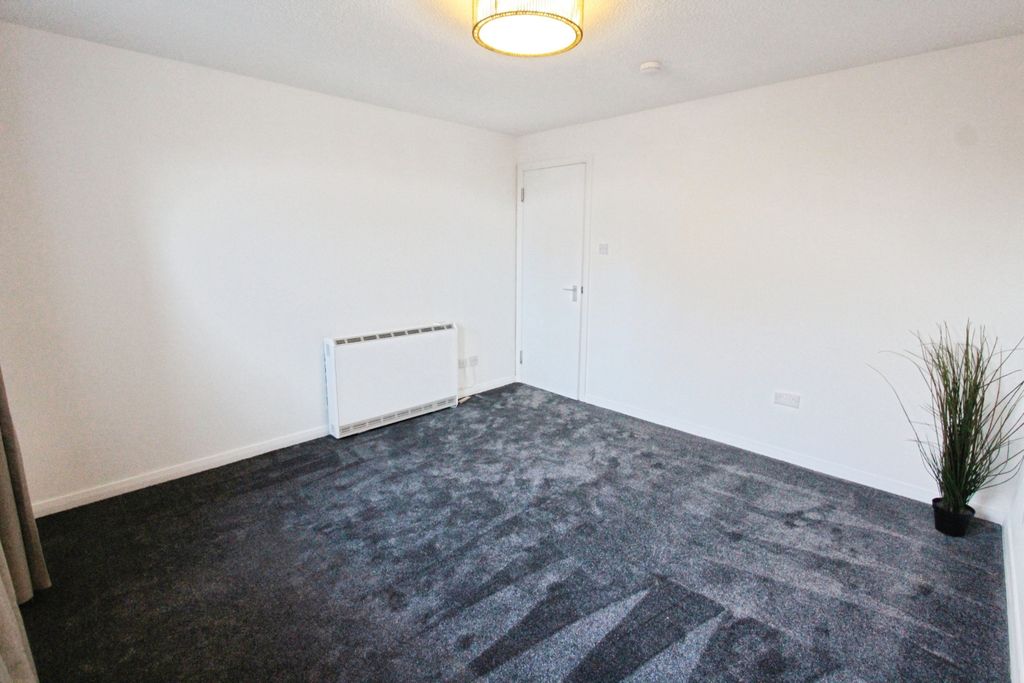 Property photo 3 of 12 Lounge