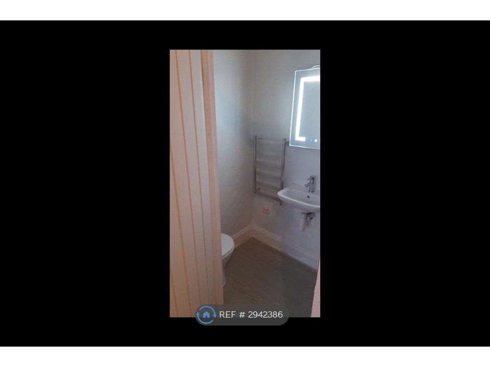 Property photo 3 of 9 Room 2 (Ensuite)