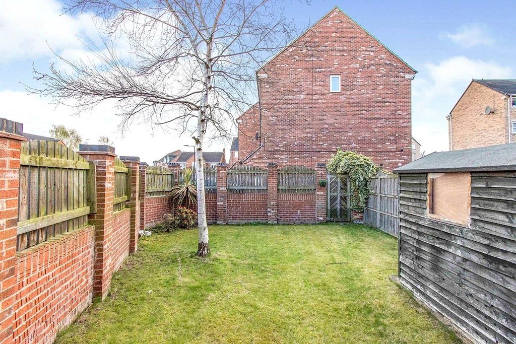Property photo 3 of 9 Gardens