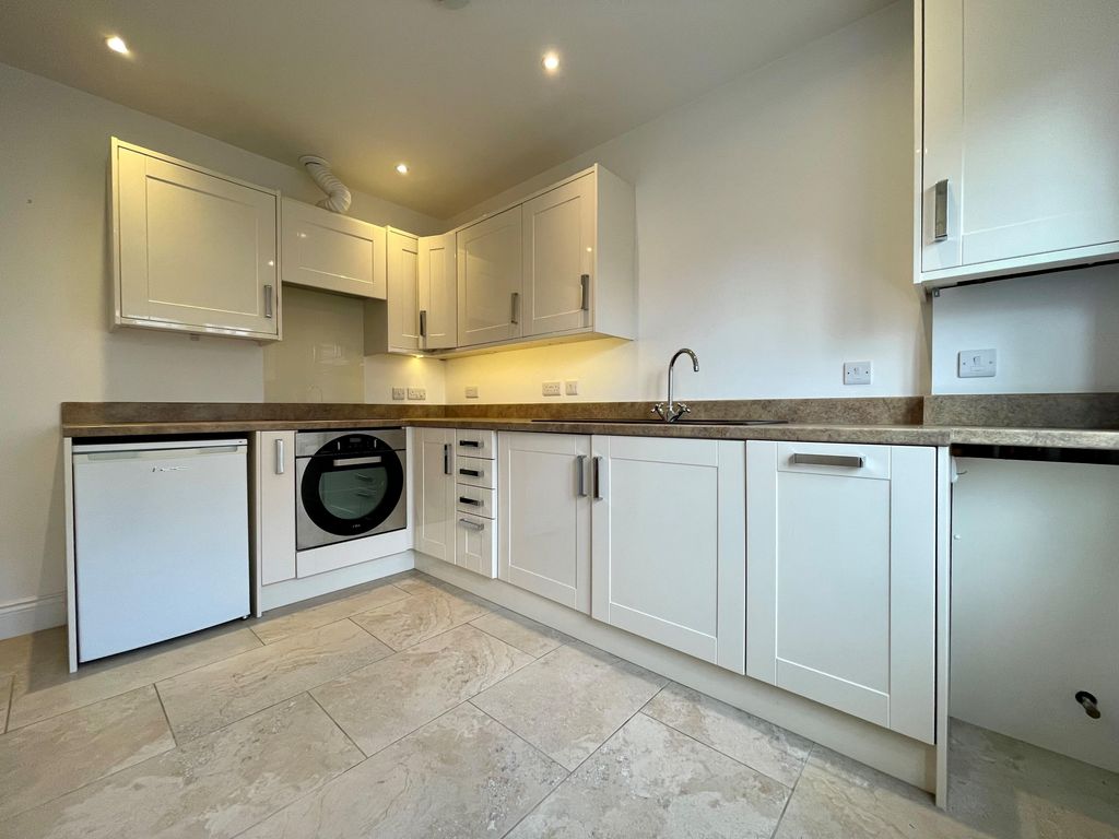Property photo 3 of 10 Kitchen