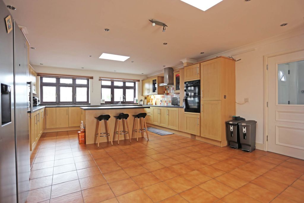 Property photo 3 of 28