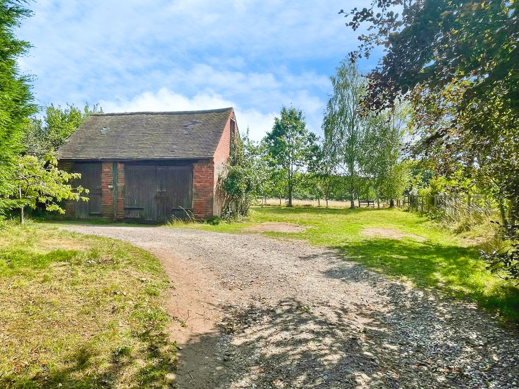 Property photo 2 of 26 Garages &amp; Garden