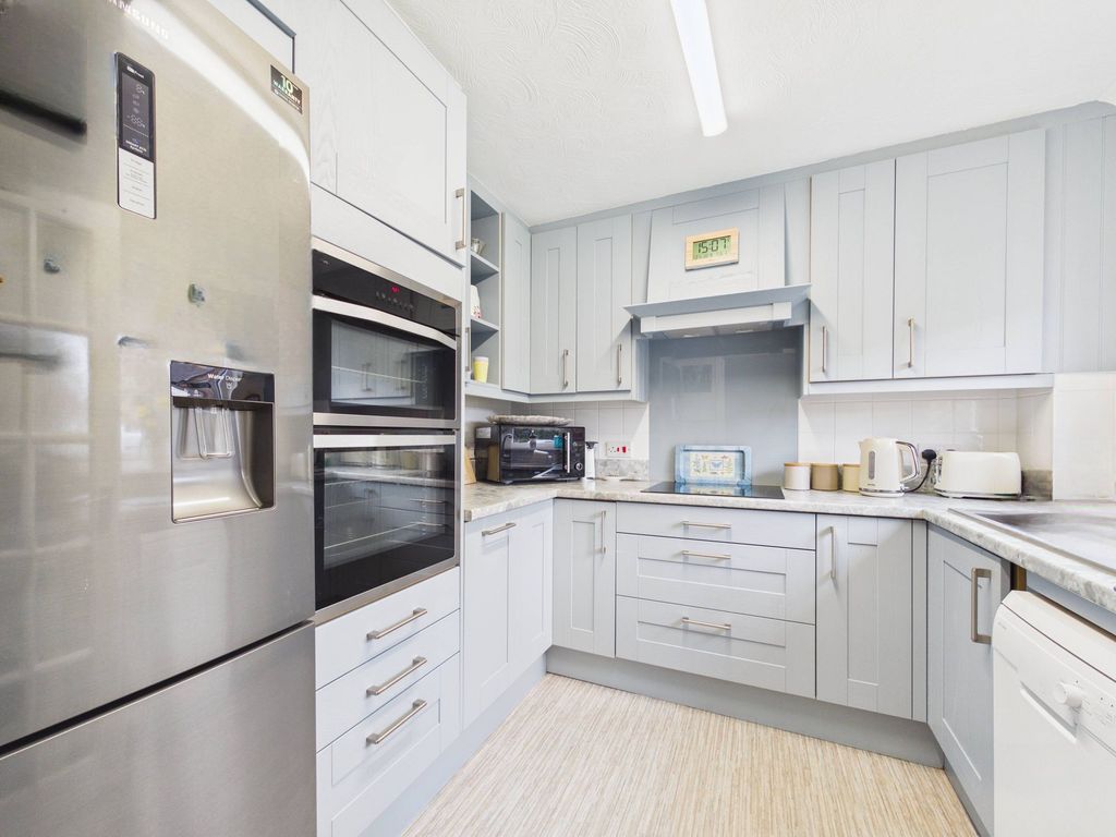 Property photo 3 of 11 Kitchen