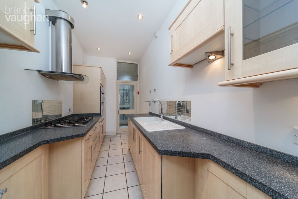 Property photo 3 of 10 Kitchen
