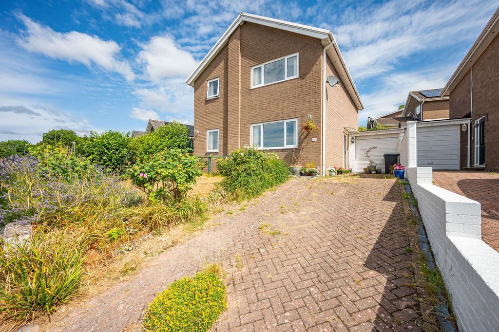 Property photo 1 of 32