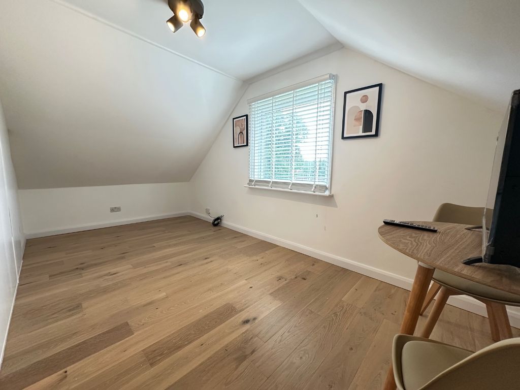 Property photo 3 of 11 4325844