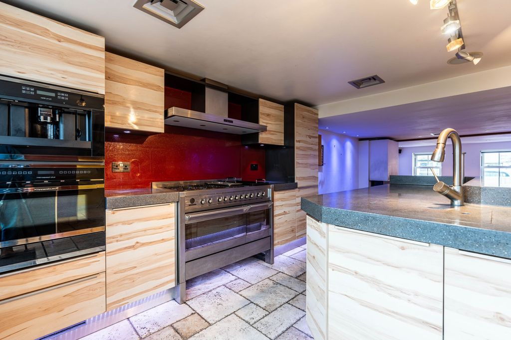 Property photo 3 of 21