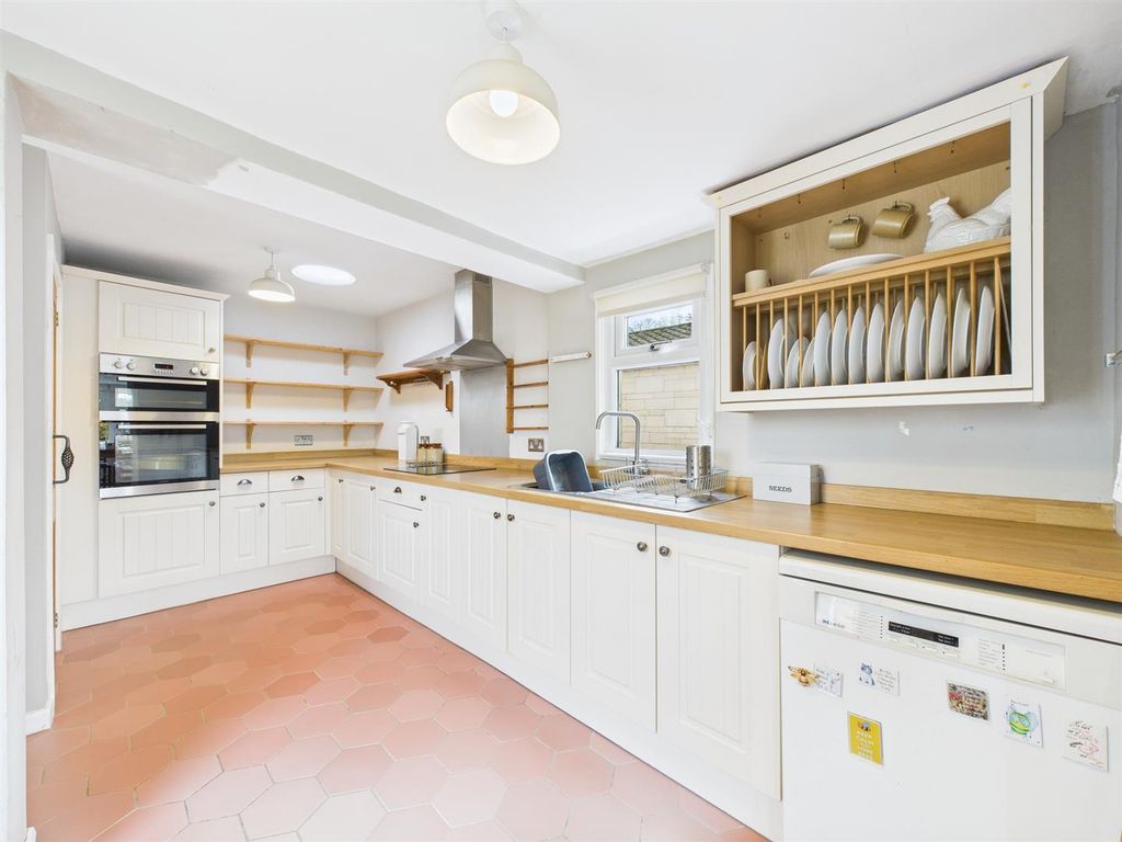 Property photo 3 of 11 Kitchen