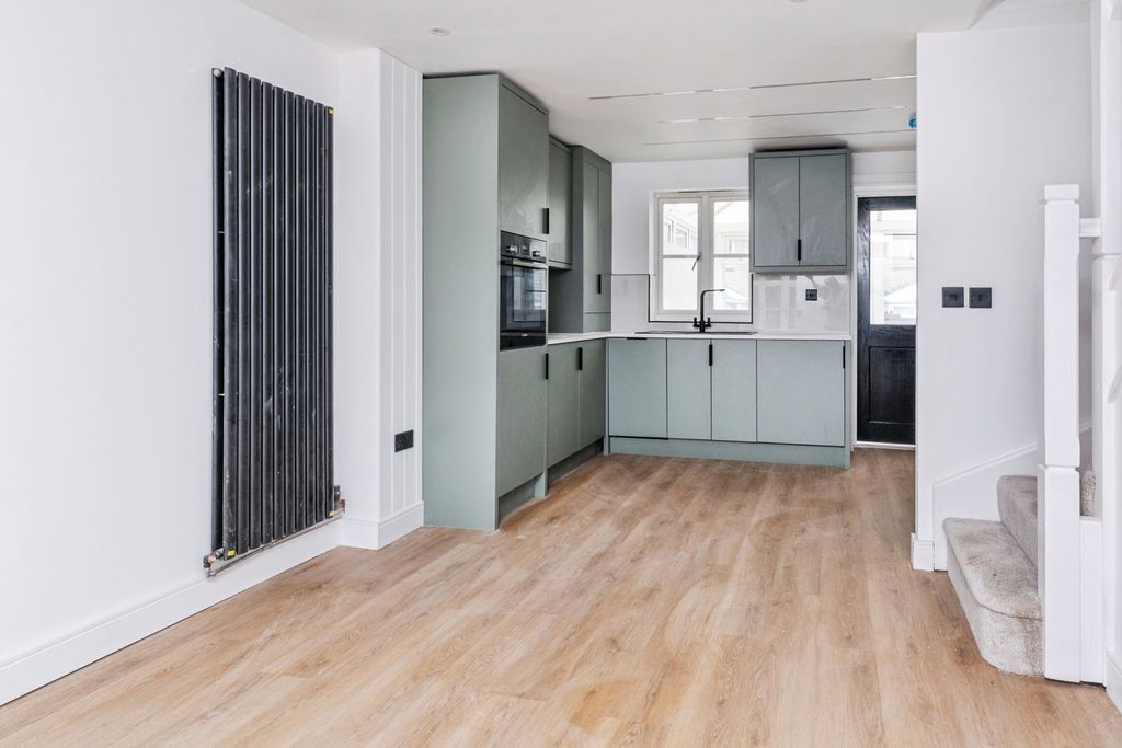 Property photo 3 of 11 Pbox-Img.Jpg