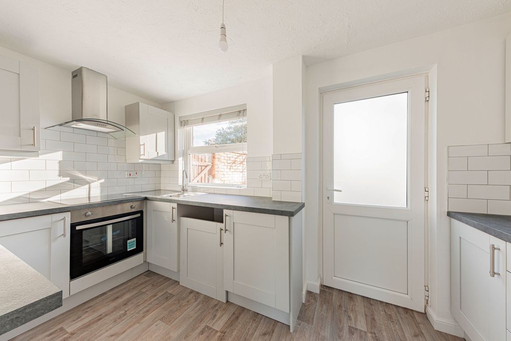 Property photo 3 of 17 Kitchen (1)