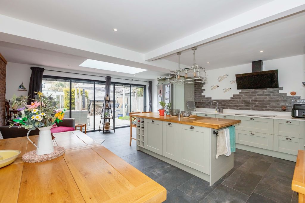 Property photo 2 of 33 The Beeches_14