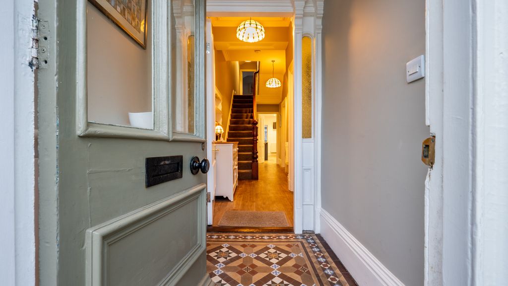 Property photo 2 of 28